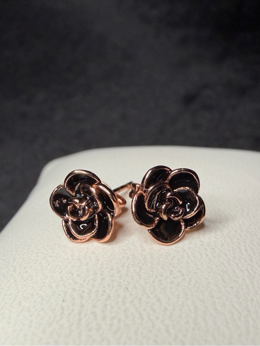Beautiful Rose Gold Finish Flower Stud Earrings Butterfly Back Brand New 8.5MM